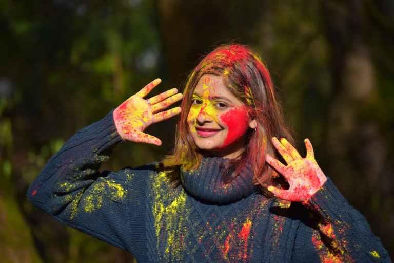 How to remove holi colour from face